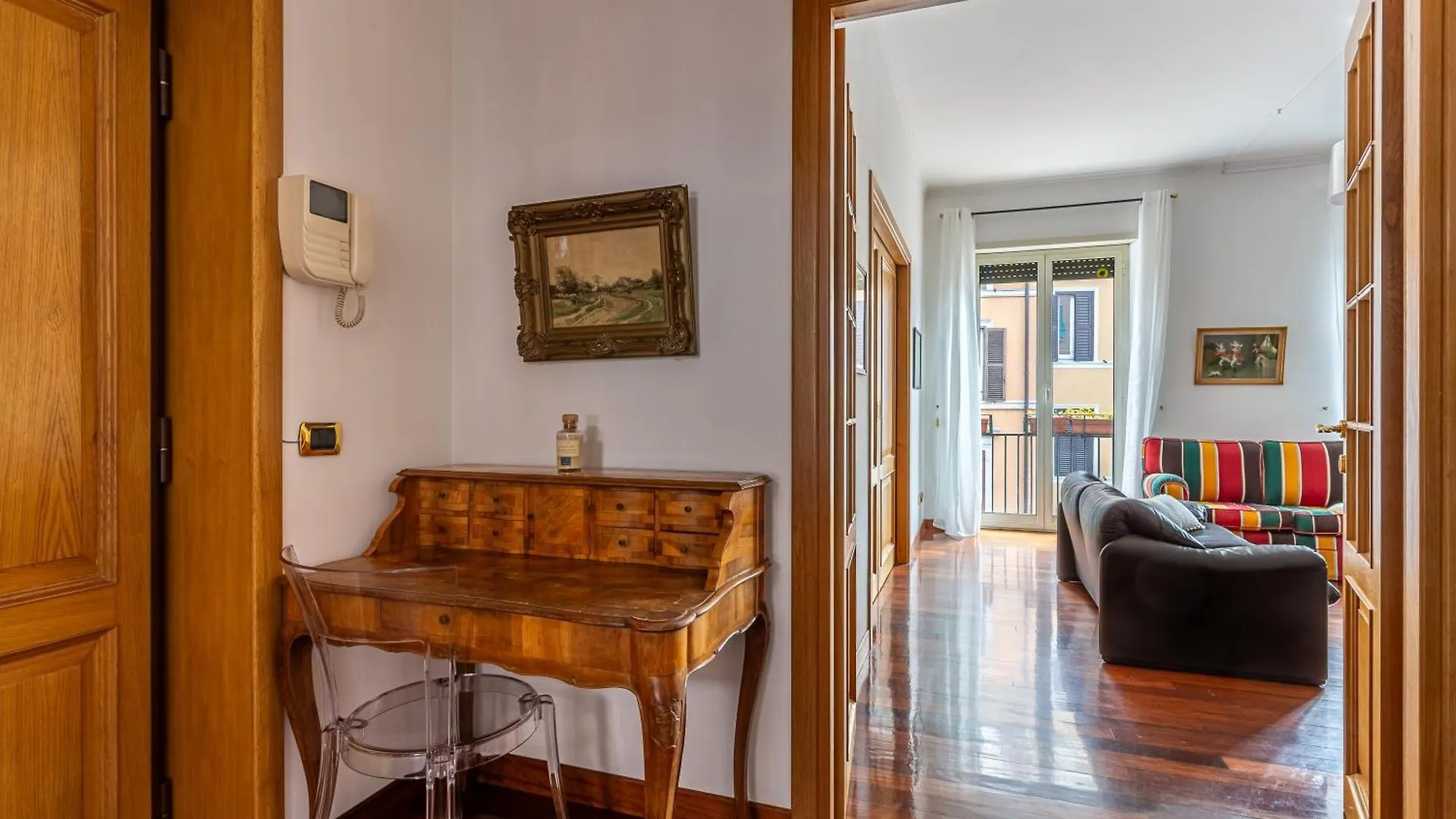 Iflat The Roman House - Spacious & Central Apt 0*, Rome Italy